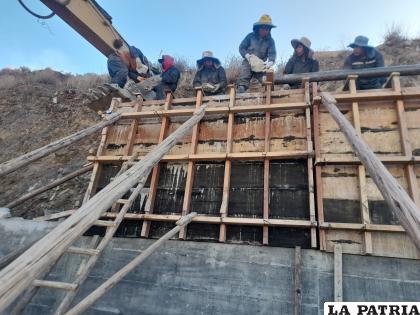 Trabajadores arman el encofrado del muro en Santa Bárbara /LA PATRIA
