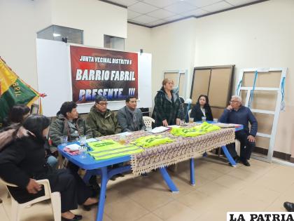 Representantes entregaron los chalecos que utilizarán para las rondas vecinales /LA PATRIA