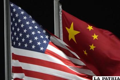 Las banderas de Estados Unidos y China /AP Foto/Kiichiro Sato, Archivo