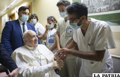 El Papa Francisco es recibido por personal hospitalario a su entrada en silla de ruedas /AP
