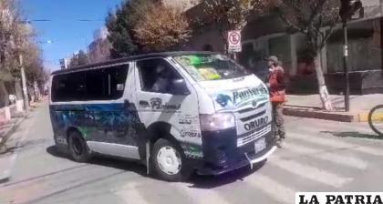 No solo minibuses incumplieron restricción vehicular sino también taxis /LA PATRIA