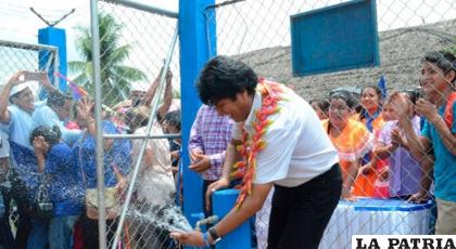 El expresidente, Evo Morales, entregando una obra / Internet