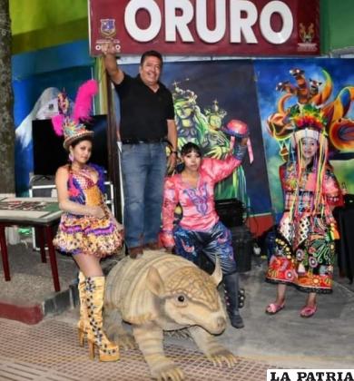 Un Quirquincho y figuras del Carnaval de Oruro fueron la principal atracción del stand en la Fexco
/Gad-Oru