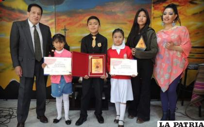 Algunos de los ganadores del Concurso Departamental de Poesía y Canto /RIKJCHARY LLAJTA
