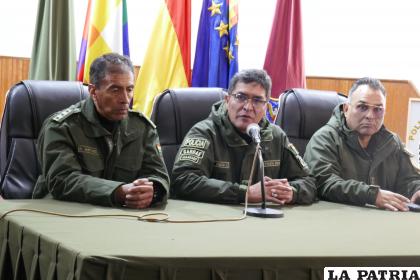 El comandante Ríos (centro) brindó los detalles del hecho /LA PATRIA

