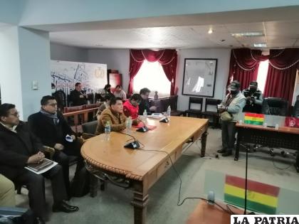 Reunión entre el gobernador Johnny Vedia junto a diputados y senadores /LA PATRIA