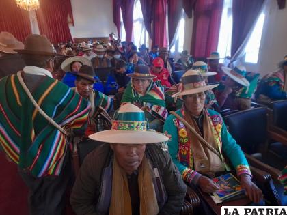 Autoridades originarias llenaron el salón /LA PATRIA
