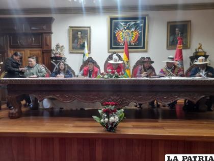 Los ponentes expusieron sobre normativas vigentes en tierras y territorios /LA PATRIA