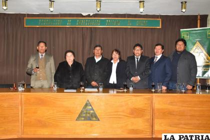 Miembros de la Asociación Aurífera junto con la presidente de la FEPO, Elvira Valdez /Víctor Hugo Mercado Terrazas 
