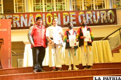 Colette Flores recibió el reconocimiento, participará del mundial de Japón /LA PATRIA
