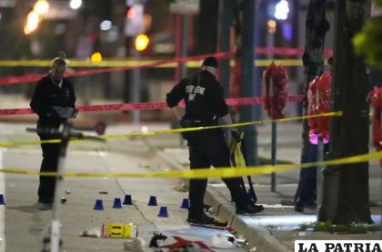 Investigadores del Departamento de Policía de Denver, trabajan en la escena de un tiroteo masivo /AP