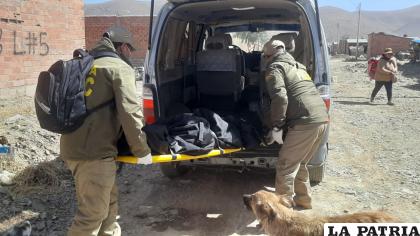 El cadáver es trasladado a la morgue del Cementerio General /LA PATRIA

