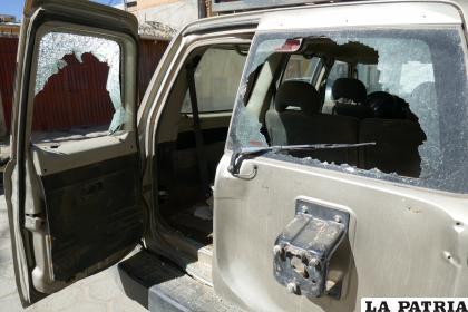 El carro oficial terminó severamente dañado tras la emboscada /LA PATRIA
