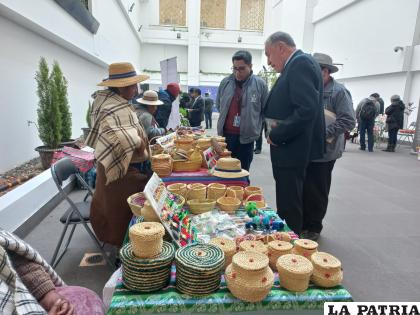 Autoridades del Senado observando los productos / Cortesía

