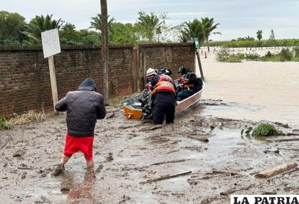 Familia afectada por las inundaciones /APG