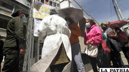 Largas filas para atención en salud en La Paz 
/Página Siete