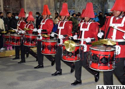 Todos recorrieron las calles de Oruro al ritmo de los tambores de la banda de guerra