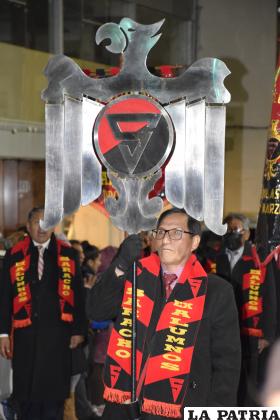 Orgulloso portando el escudo del colegio de sus amores 