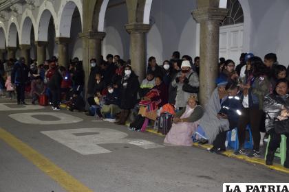 El público expectante llegó hasta la plaza 10 de Febrero para ver el espectáculo 