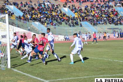 La defensa de GV San José se descuidó y comenzaron a llegar los goles del ??aviador? /LA PATRIA