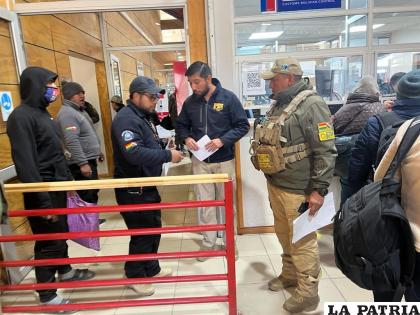 El ahora condenado, en el lado izquierdo de la foto, con el barbijo de la U de Chile /Cortesía
