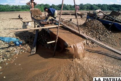 Gran cantidad de mercurio se emplea en la minería del país /RRSS