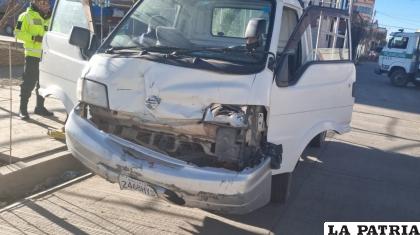 La camioneta resultó averiada tras la colisión /LA PATRIA
