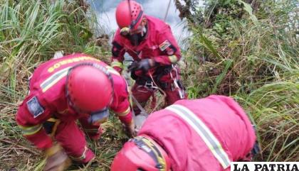 Bomberos realizan labores para rescatar los cuerpos /RPC