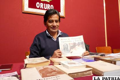 Investigador Maurice Cazorla junto con dos fragmentos de la historia de Melgarejo /LA PATRIA