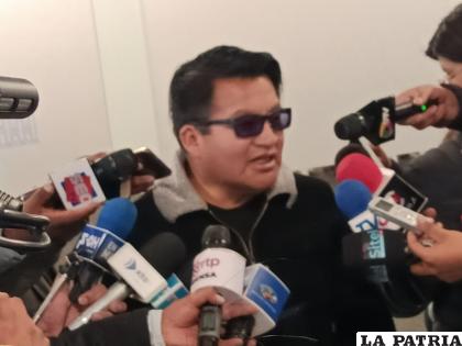 El parlamentario del ala ??evista?, Renán Cabezas, y la diputada del ala renovadora, Deysi Choque 
/LA PATRIA