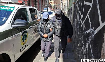 Uno de los aprehendidos con custodia policial 
/Erbol