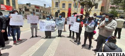 Días después del crimen, familiares y amigos exigieron justicia en la plaza 10 de Febrero /LA PATRIA