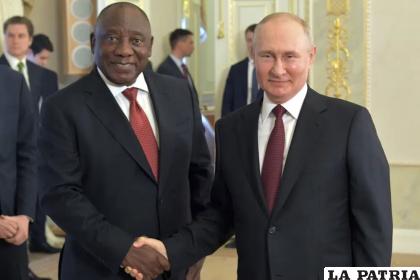El presidente ruso, Vladímir Putin (derecha) estrecha la mano del presidente sudafricano, Cyril Ramaphosa /Evgeny Biyatov/Agencia RIA Novosti vía AP