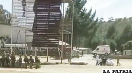 Personal médico asiste a uno de los cadetes accidentados /ERBOL archivo