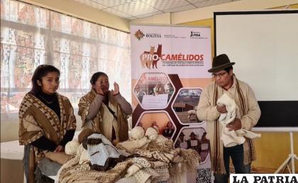Momento de la exposición en textiles /LA PATRIA