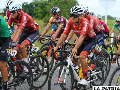 Castiblanco (dorsal 51) en plena carrera /Ciclismo en Línea