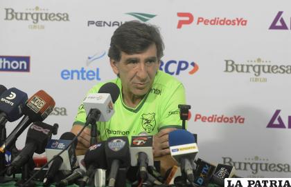 El seleccionador de la Verde, Gustavo Costas durante la conferencia de prensa /APG