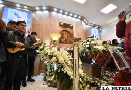 Despidieron con música a Franz Chuquimia en su velorio /APG