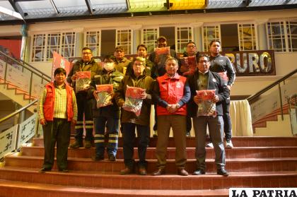 Integrantes de Luz y Fuerza luego de recibir las salidas deportivas /LA PATRIA