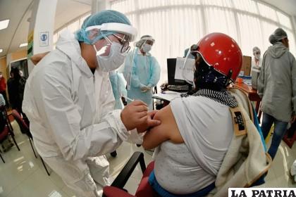 Personal de salud aplica la vacuna contra el coronavirus /OMS
