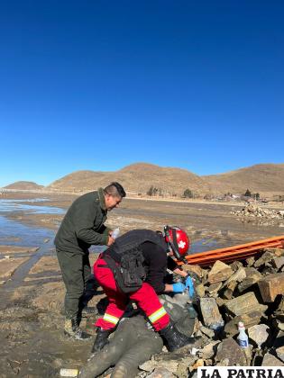 La víctima recibe primeros auxilios por personal de Bomberos /LA PATRIA