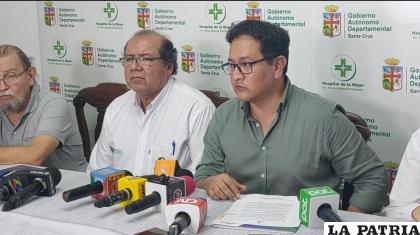 El viceministro de Gestión del Sistema de Salud, Álvaro Terrazas, y otras autoridades, en conferencia de prensa /Gentileza