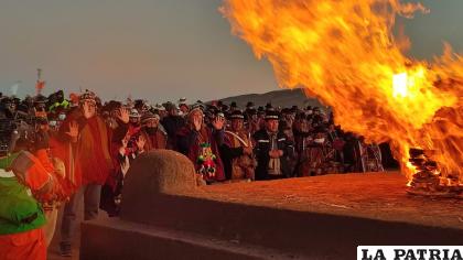 La fogata y los primeros rayos del sol calentaron a los asistentes /LA PATRIA