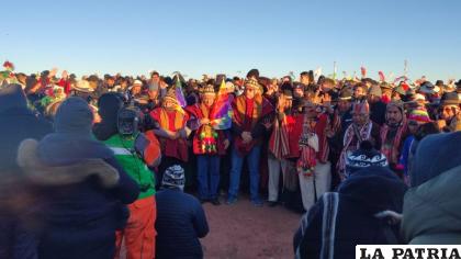 El Presidente del Estado, Luis Arce, junto a autoridades recibiendo los primeros rayos del sol /LA PATRIA