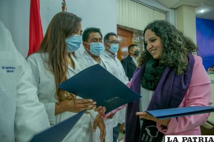 La ministra de Salud en la entrega de ítems /Gentileza