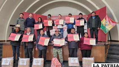 El grupo Sentimiento arriba y los otros ganadores luego de la premiación /La Barba del Quirquincho