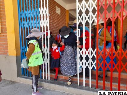 Padres de familia deben recoger a los escolares por su seguridad /LA PATRIA