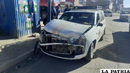 El coche registró daños materiales tras el impacto /LA PATRIA
