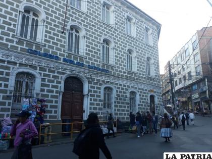 Padres de familia exigen la renuncia de la directora del Colegio Inglés Católico /Urgentebo