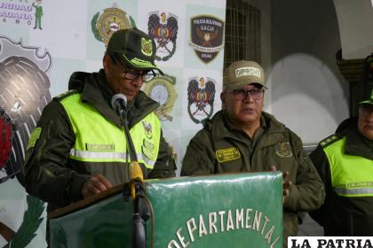 Comandante Hurtado (izq) y el coronel Sossa, destacaron las labores de coordinación para recuperar el auto /LA PATRIA